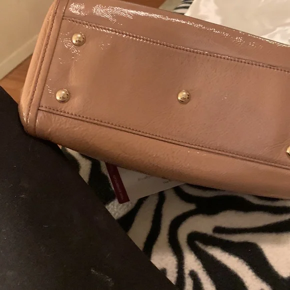 Patent leather Gucci Soho. The measurements are about: 9” tall, 13” wide and 5” - Picture 3 of 7